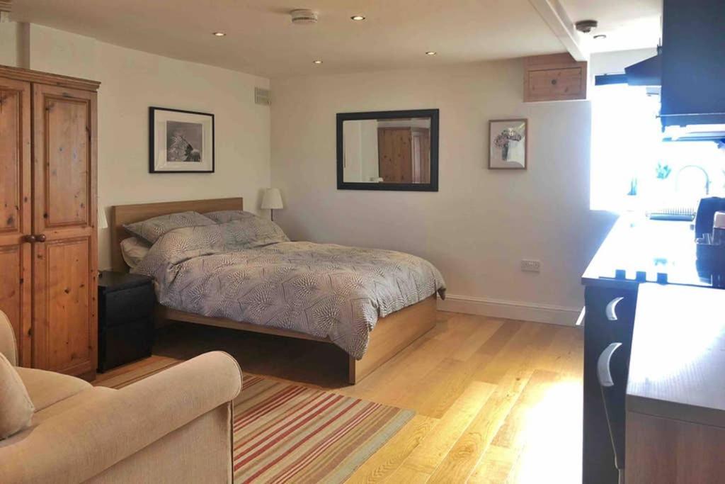 Modern Studio Apartment Near Town Centre Poole Eksteriør billede