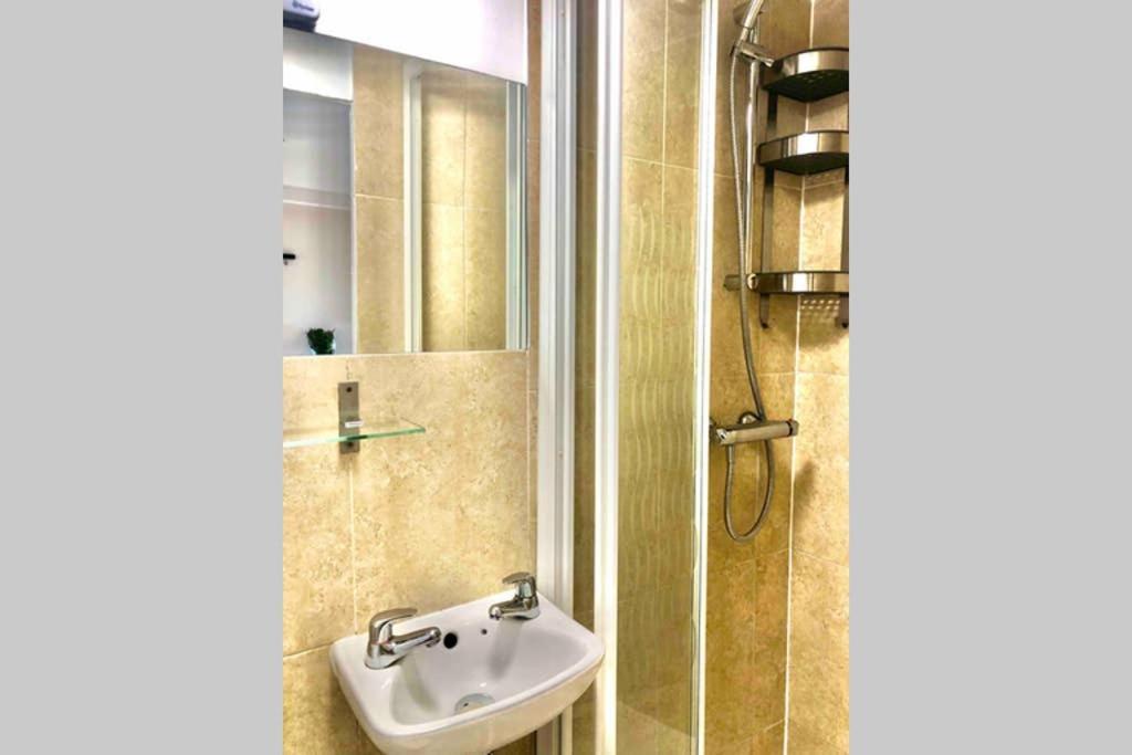 Modern Studio Apartment Near Town Centre Poole Eksteriør billede